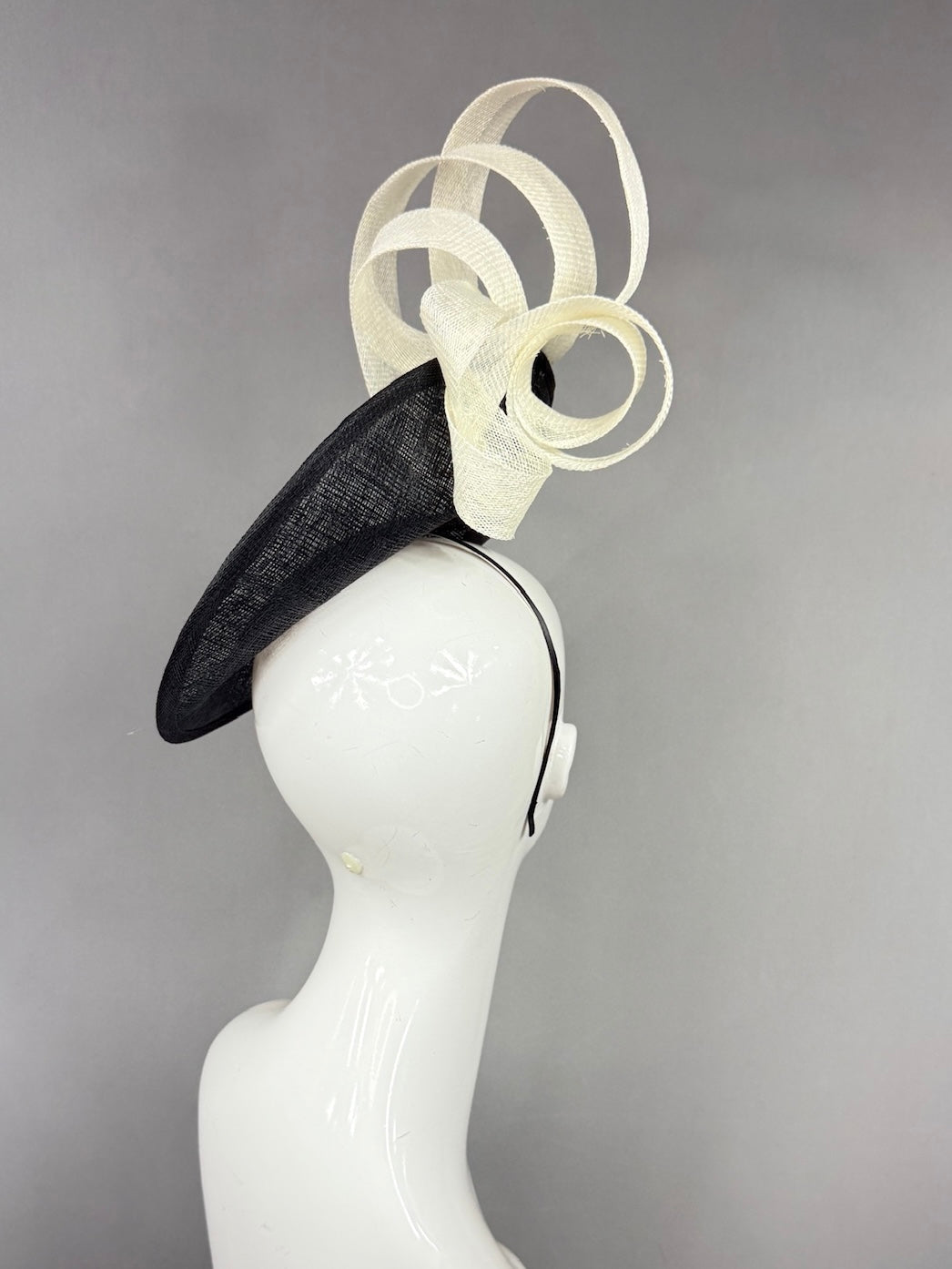Kentucky Derby Fascinator Hat | Loops of sculpted ivory sinamay ribbon on a black saucer base Headpiece | Derbyologie