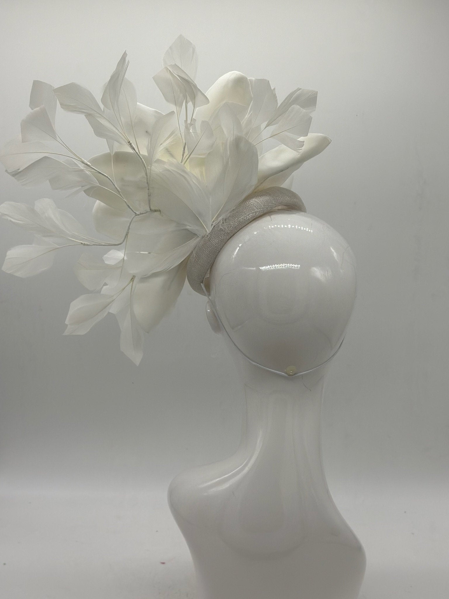 Cream and white Derby Fascinator, Kentucky Derby Hat Alternative, Kentucky derby hat (GOLD LINE)