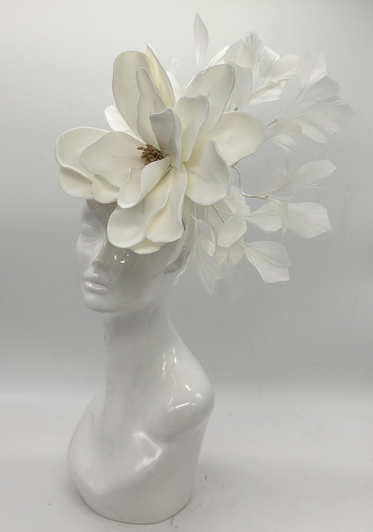 Cream and white Derby Fascinator, Kentucky Derby Hat Alternative, Kentucky derby hat (GOLD LINE)