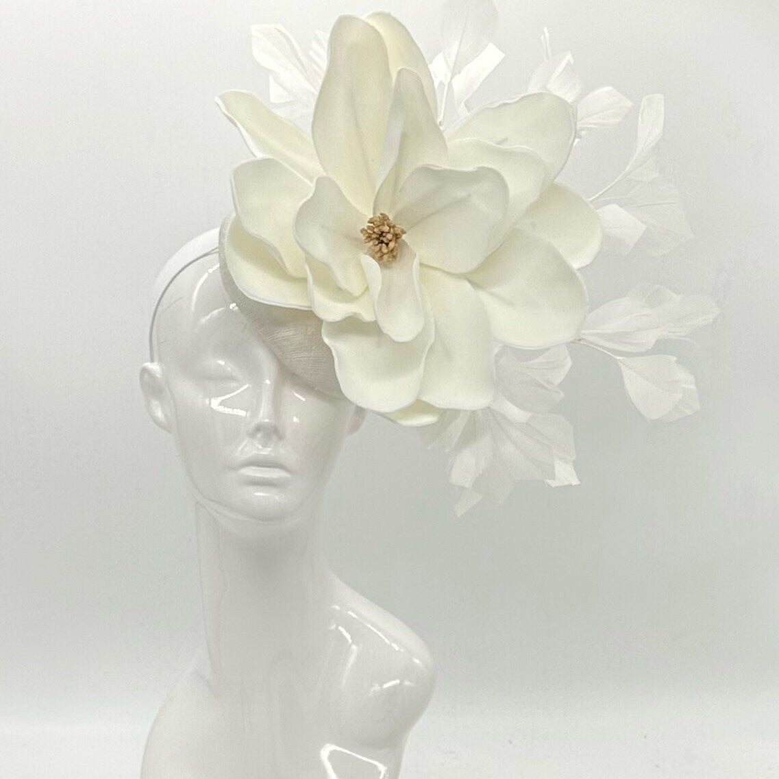 Cream and white Derby Fascinator, Kentucky Derby Hat Alternative, Kentucky derby hat (GOLD LINE)